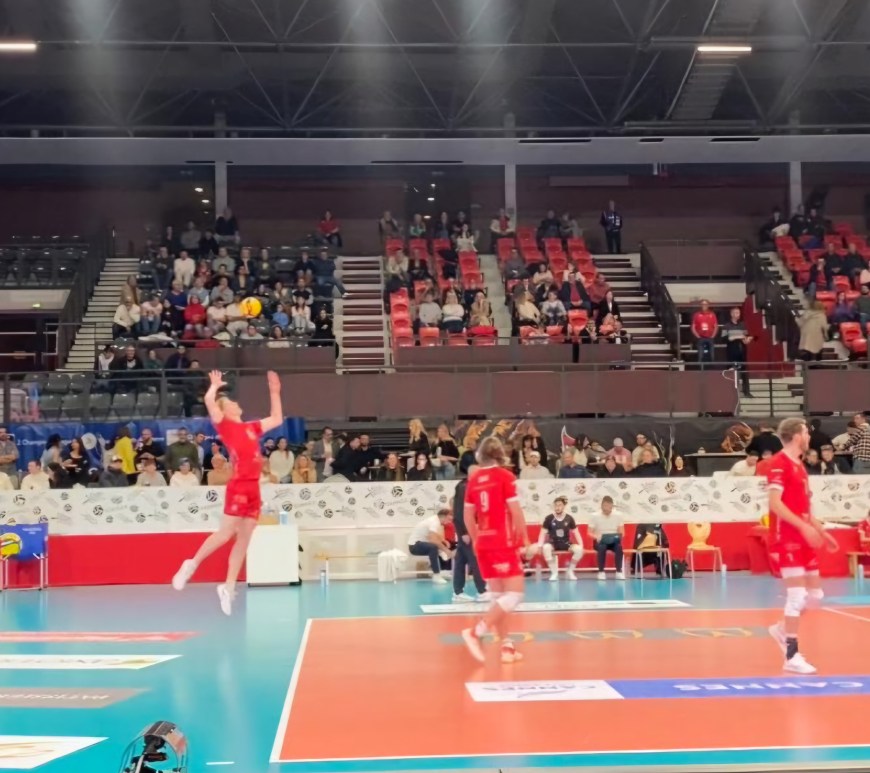 Jacob Ekman, joueur central des Dragons, sert lors du deuxième set.