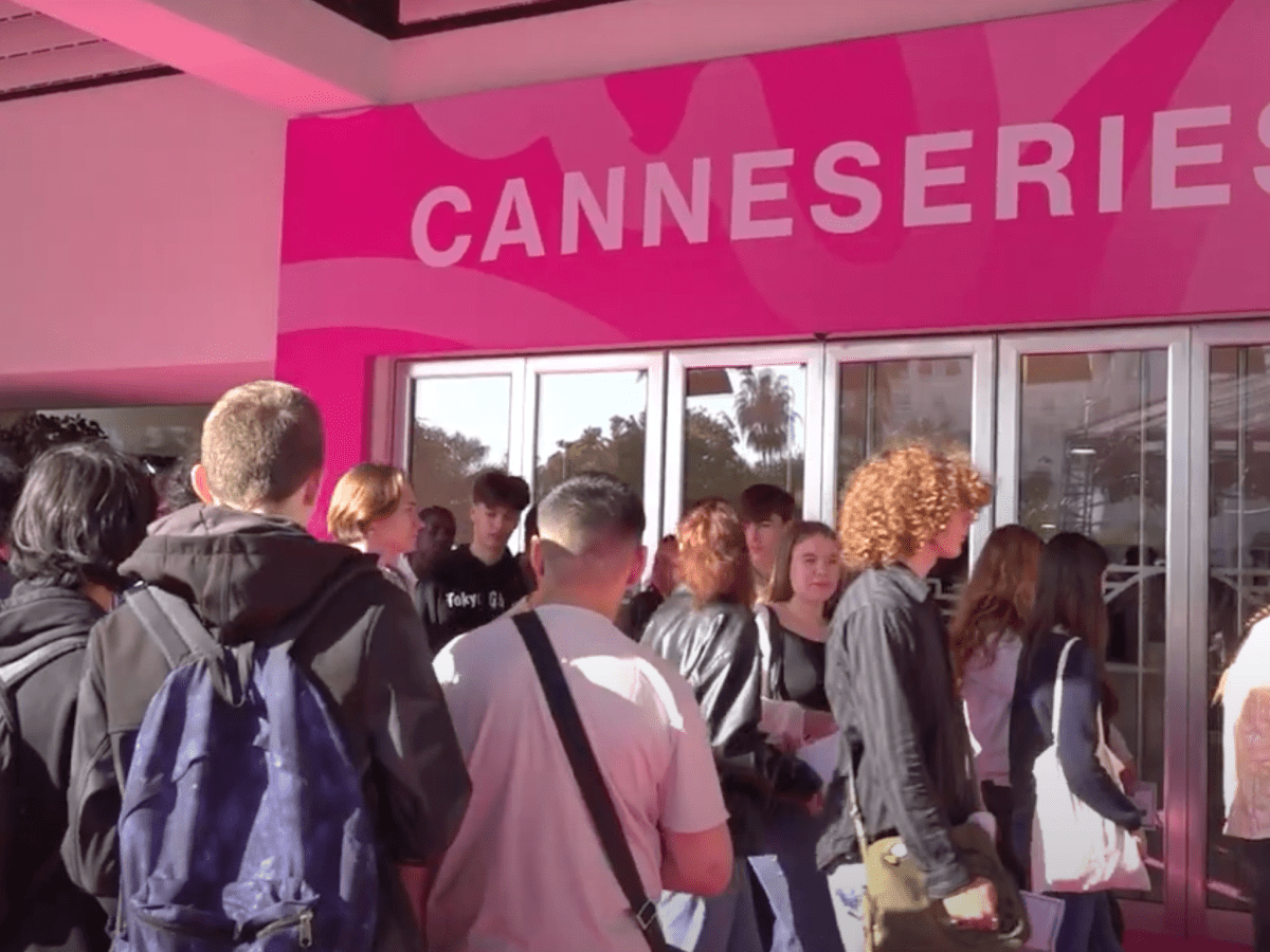 Des lycéens sur le tapis rose à l&rsquo;occasion du Chant des Séries