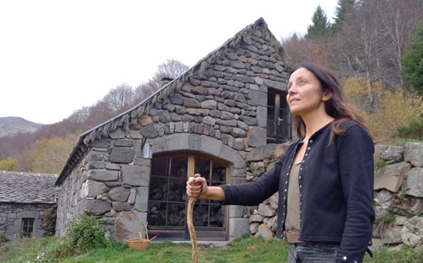 Perrine Crosmary devant le buron de l’Hermitage, futur refuge écologique dans le Cantal. Photo Fleur Descheemaker
