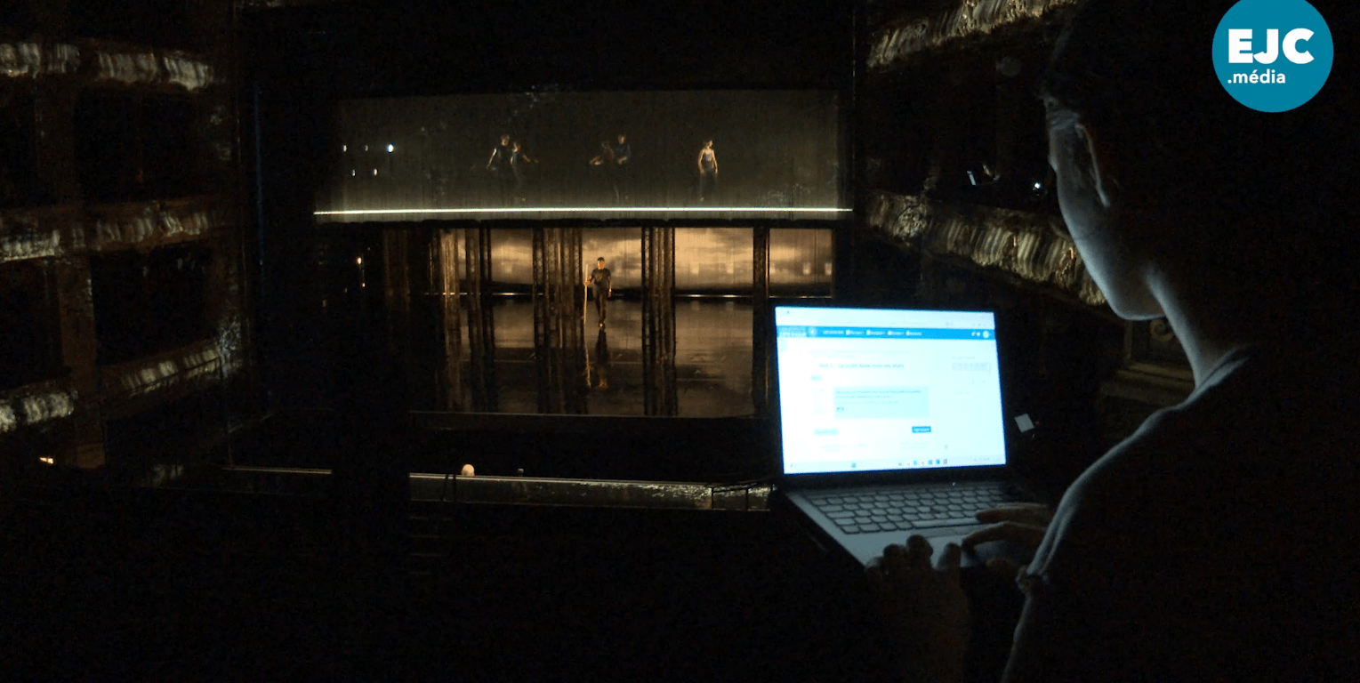 Étudiante à l'opéra en train de réviser