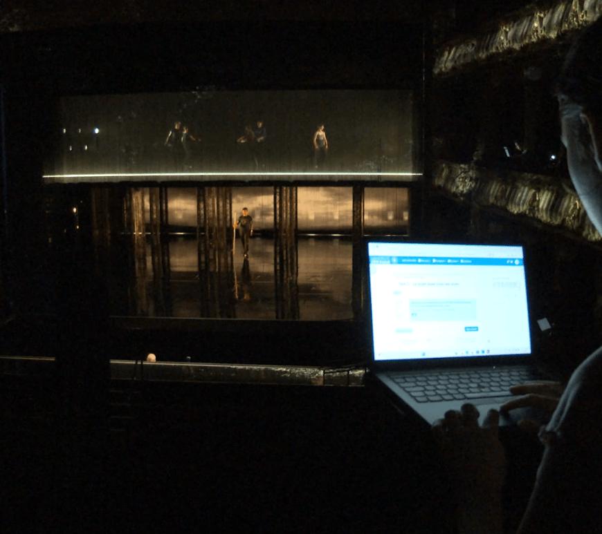 Étudiante à l'opéra en train de réviser