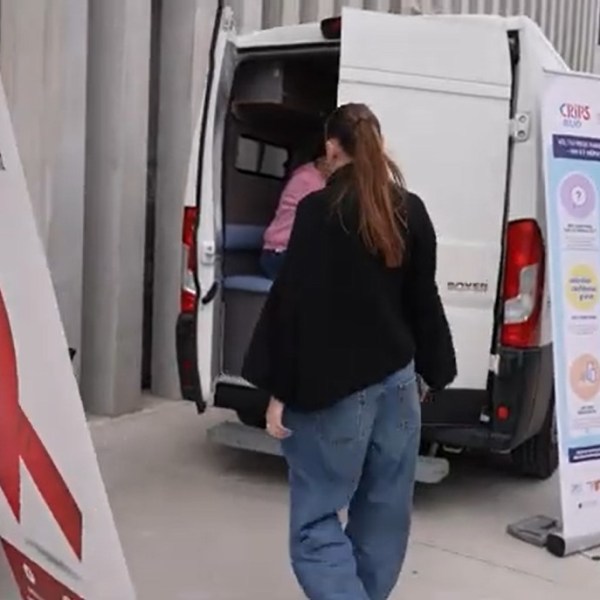Un camion pour se faire dépister : l’action d’Enipse contre les IST