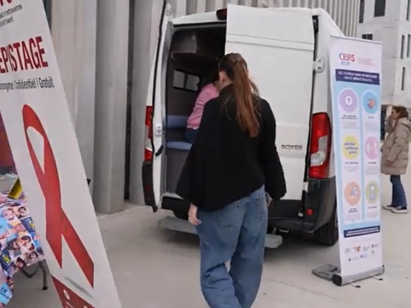 Un camion pour se faire dépister : l’action d’Enipse contre les IST