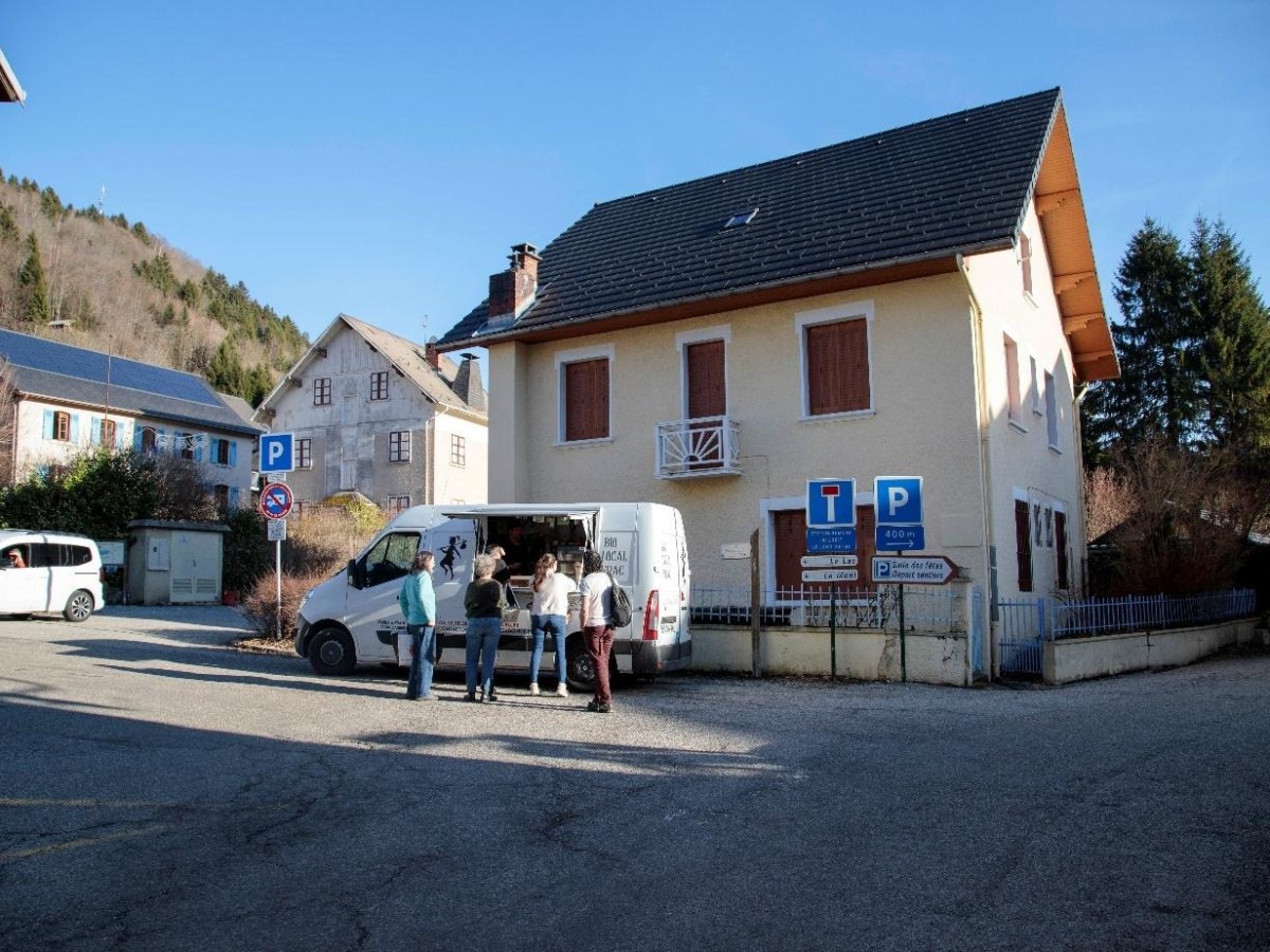 Ils créent une épicerie itinérante pour maintenir le tissu social en montagne