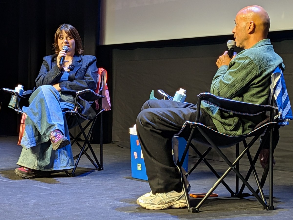 “À bientôt de te revoir” à Canneseries : à travers sa délocalisation, comment le podcast à succès construit un lien avec son public
